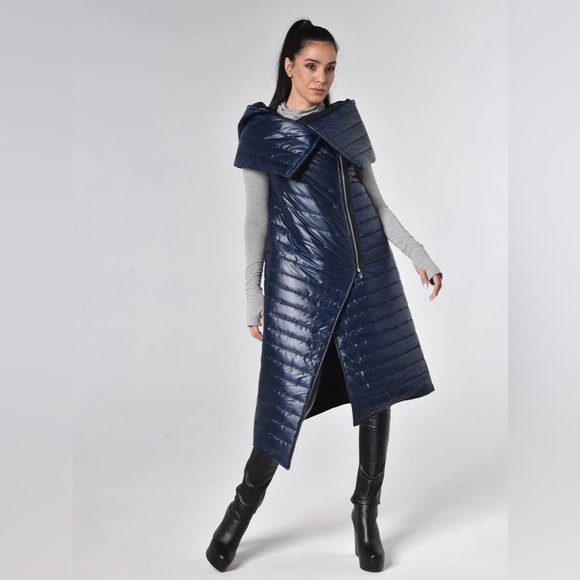 Long Asymmetric Puffer Vest by METAMORPHOZA size 8 - Picture 4 of 8